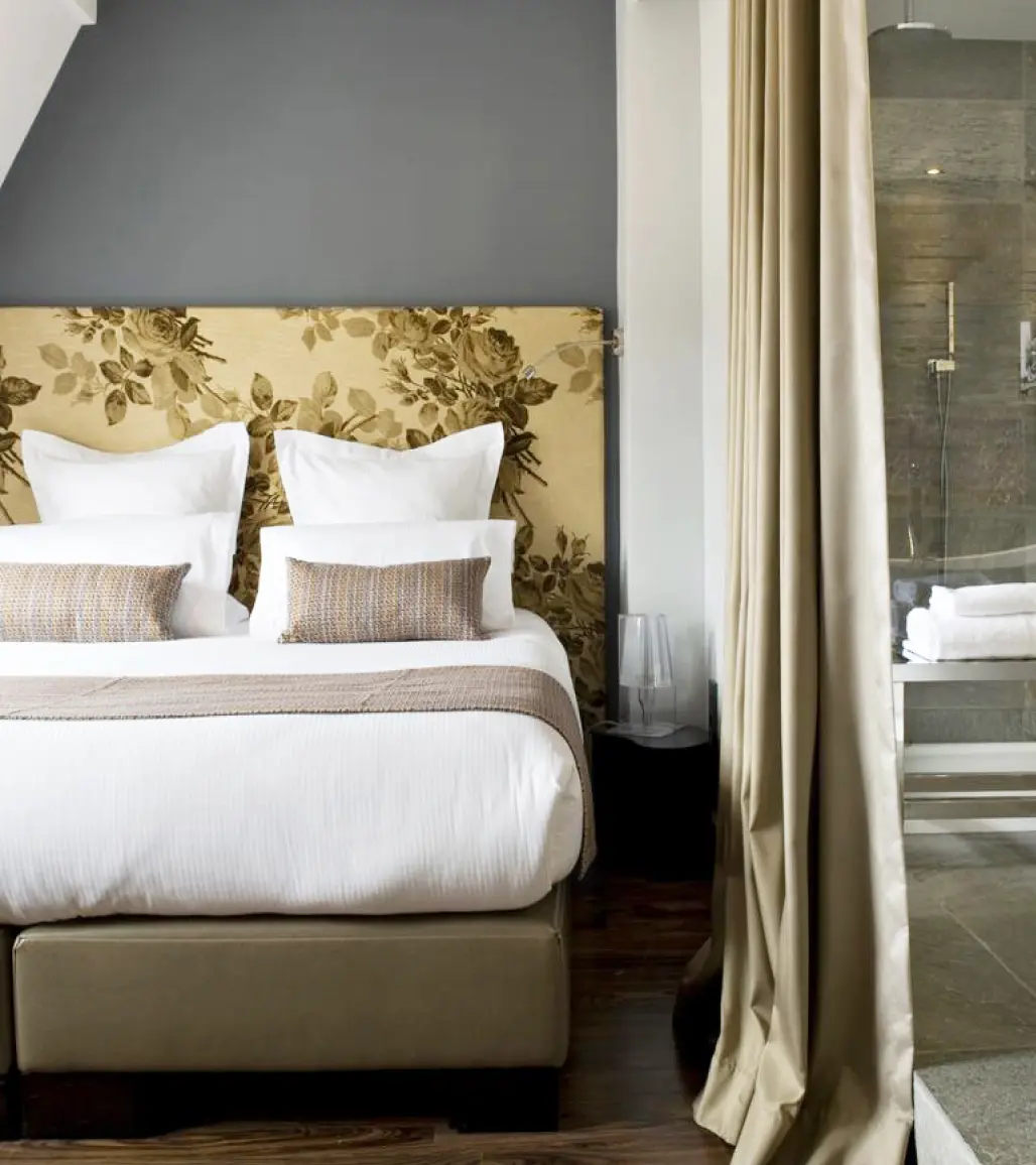 Chambre Confort de l’Hôtel Rohan Strasbourg avec tête de lit florale et salle de bain attenante