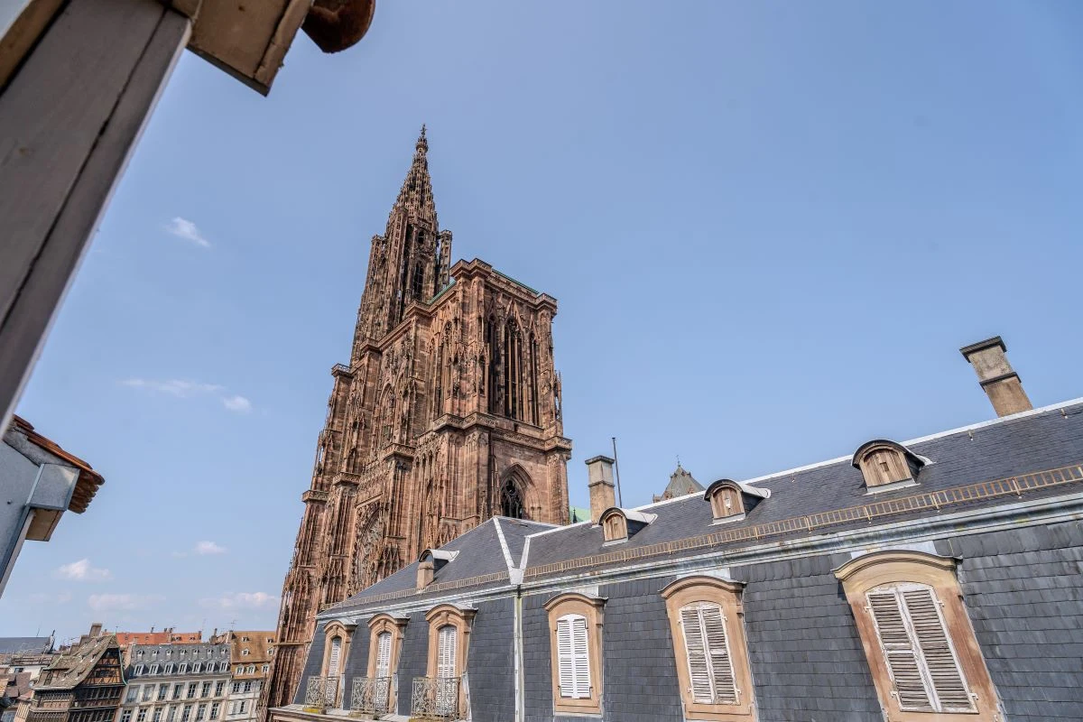Vue sur la Cathédrale Notre-Dame de Strasbourg depuis un bâtiment voisin