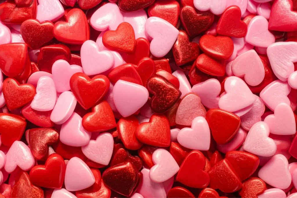 Boite de chocolats en coeur, roses et flutes a champagne pour l'accueil romantique