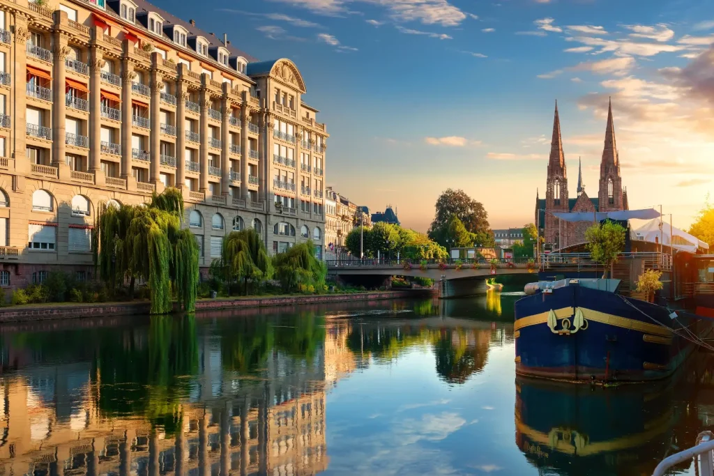 Touriste découvrant le centre historique de Strasbourg lors d'un city break depuis l'Hôtel Rohan