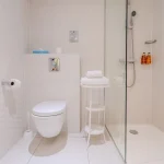 Modernes Badezimmer mit Dusche im Komfort Doppelzimmer im Hotel Rohan in Straßburg